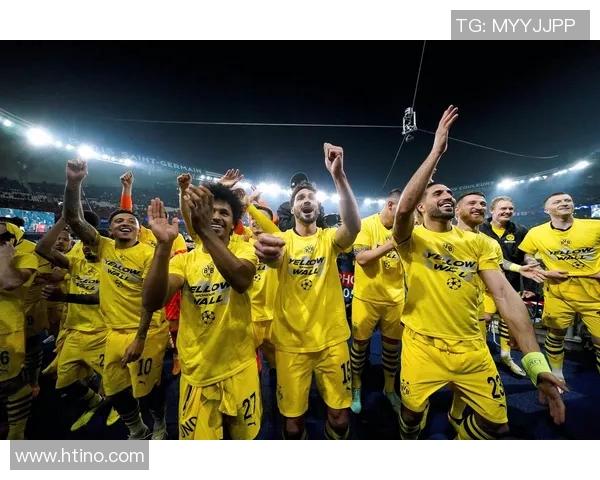 足球明星激情挥手庆祝瞬间视频集锦展现赛场荣耀与团队精神